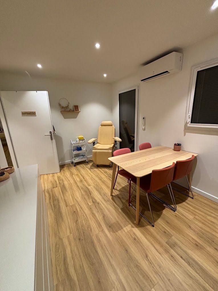 Salle de soins avec fauteuil et chariot médical